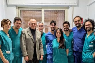 Un delicato intervento di chirurgia oncologica otorinolaringoiatrica è stato eseguito con successo nel presidio ospedaliero Villa Sofia di Palermo. L’operazione, condotta da Salvatore Poma e dall’equipe dell’Unità di Otorinolaringoiatria, diretta da Giuseppe Mario Galfano, è stata eseguita con tecnica chirurgica endoscopica mininvasiva che ha consentito l’asportazione di un teratocarcinosarcoma, una neoplasia altamente complessa e maligna che interessa le fosse nasali, con il minimo rischio di complicanze e un rapido recupero post-operatorio della paziente.