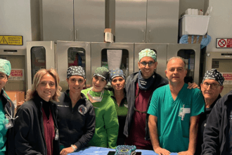Presso la Cardiochirurgia del Policlinico di Palermo sono state impiantate protesi aortiche transcatetere di ultima generazione su tre pazienti di 70, 85 e 90 anni. Si tratta dei primi 3 impianti effettuati in strutture pubbliche in Sicilia e tra i primissimi in Italia. I pazienti, di cui 2 operati per stenosi aortica e uno a causa di una protesi aortica biologica disfunzionante, sono stati dimessi e stanno bene.