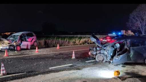 Un grave incidente stradale è avvenuto in via Elorina, a Siracusa, nei pressi della rotonda della Madonnina. Due veicoli, una Fiat Idea guidata da una donna e una Ford Fiesta con a bordo una donna e un bambino, sono rimasti coinvolti in un violento impatto.