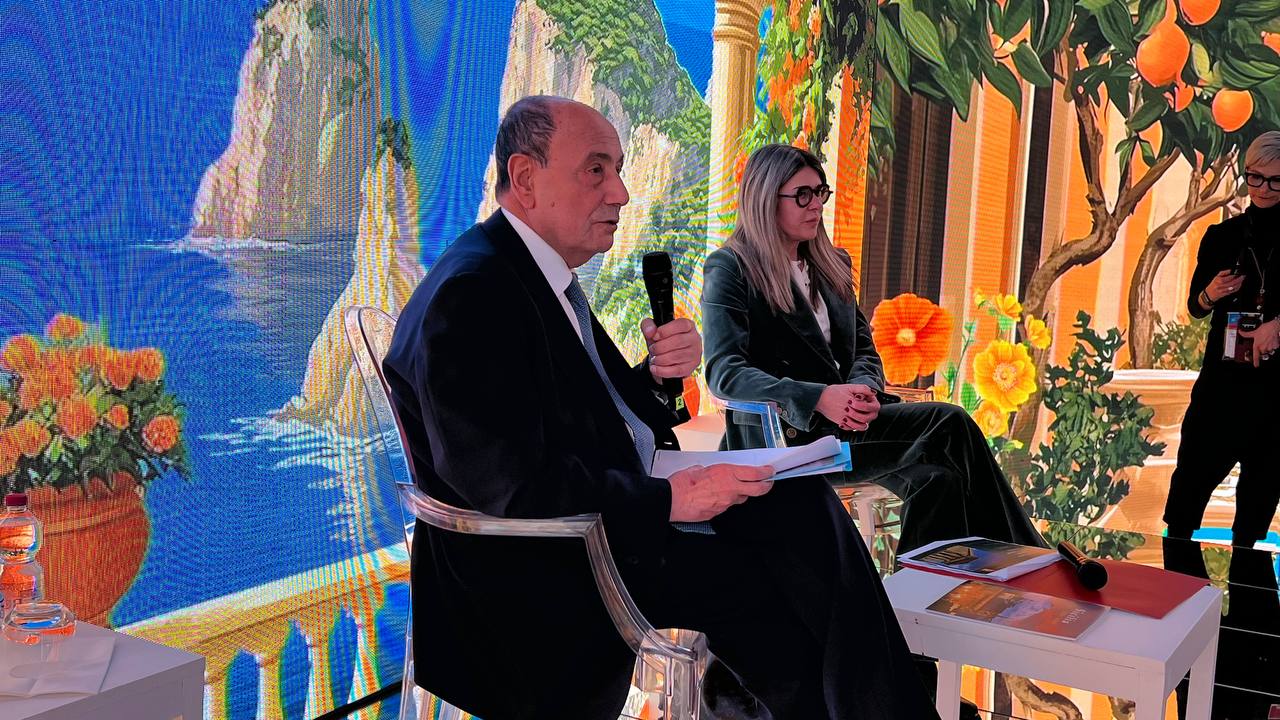 «Le iniziative messe in campo dal mio governo nel turismo stanno dando risultati tangibili. Il 2024 ha confermato la crescita del settore in Sicilia con oltre 21,5 milioni di presenze e un incremento del 4,2 % rispetto all'anno precedente. Particolarmente significativo è stato l’aumento degli stranieri, che segnano un +11,1% ben al di sopra del +3,7% registrato a livello nazionale. Ancora più rilevante il dato dei primi mesi dell’anno: tra gennaio e marzo è stato raggiunto il +22,9%. Fin dal nostro insediamento abbiamo puntato in maniera convinta sulla destagionalizzazione, anche attraverso il progetto “Sicilia d’inverno”». Lo ha detto il presidente della Regione Siciliana Renato Schifani nel corso della conferenza stampa di questa mattina nello stand della Sicilia allestito alla Borsa internazionale del turismo (Bit), a Milano. Con l’assessore al Turismo Elvira Amata il governatore ha presentato i dati sulle presenze turistiche del 2024 e le iniziative per promuovere l'Isola come meta turistica tutto l'anno.