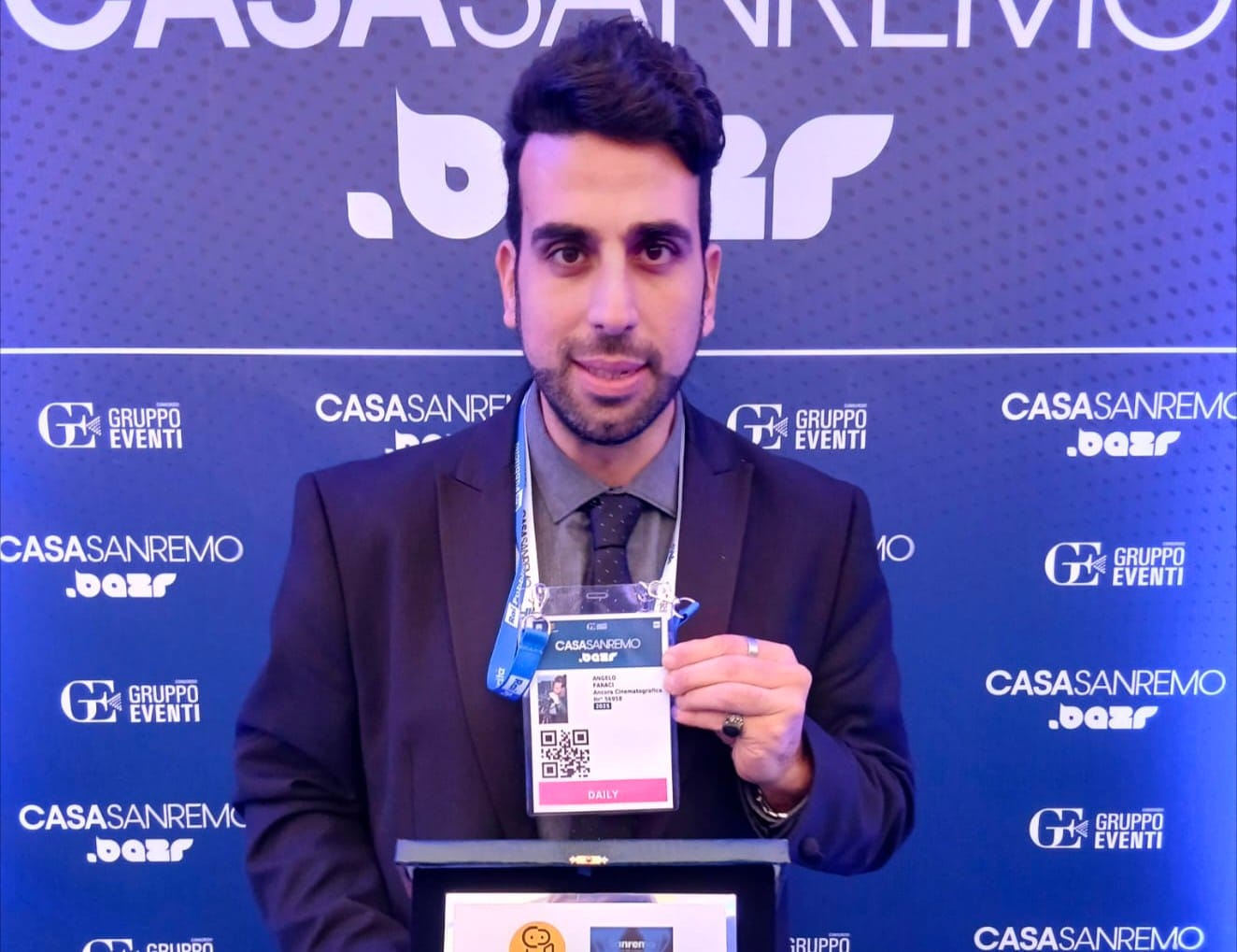 Il giovane artista siciliano Angelo Faraci ha sorpreso tutti con una fulminea apparizione a Sanremo, presentando il suo format "Spazio Sanremo Ancora Cinematografica" in collaborazione con Rai e Casa Sanremo. Faraci, che ha ricoperto i ruoli di showman, conduttore e regista, ha ottenuto un importante riconoscimento per il suo ultimo film, "Il Mistero di Spartivento", venendo premiato come "Massimo Esponente del Cinema Italiano 2025" con il "Premio Sanremo Cinema Italiano 2025". Il premio, conferito da Cinematica Company durante il Festival della Canzone Italiana condotto da Carlo Conti, è stato consegnato presso Casa Sanremo Rai. La motivazione del premio sottolinea come il film di Faraci rispecchi la grande tradizione del cinema italiano, rievocando maestri del calibro di Visconti, De Sica e Rossellini, pur mantenendo un'impronta contemporanea.