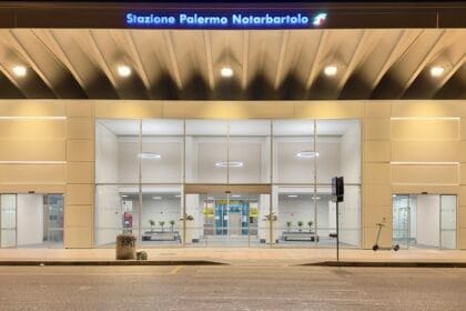 La stazione di Palermo Notarbartolo ha cambiato volto. Grazie ad un finanziamento di circa 5 milioni di euro, Rete Ferroviaria Italiana (Gruppo FS) ha messo in atto l’importante progetto di riqualificazione della stazione, situata in un punto strategico della città e snodo delle due linee del Passante e dell’Anello Ferroviario di Palermo. Gli interventi hanno mirato alla riqualificazione del fabbricato viaggiatori, del sovrappasso e al miglioramento dell’accessibilità.