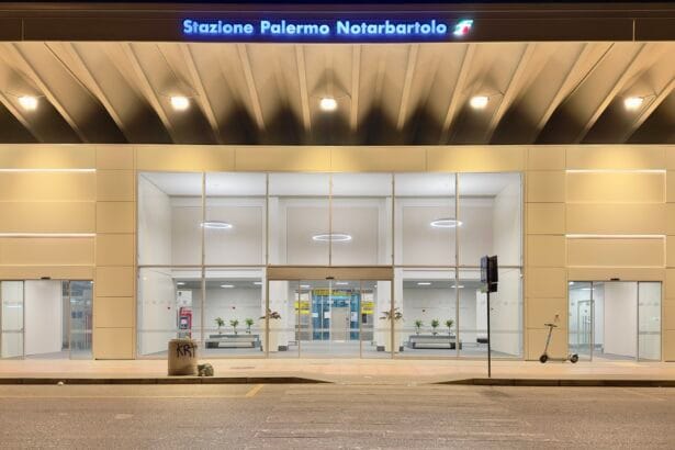 La stazione di Palermo Notarbartolo ha cambiato volto. Grazie ad un finanziamento di circa 5 milioni di euro, Rete Ferroviaria Italiana (Gruppo FS) ha messo in atto l’importante progetto di riqualificazione della stazione, situata in un punto strategico della città e snodo delle due linee del Passante e dell’Anello Ferroviario di Palermo. Gli interventi hanno mirato alla riqualificazione del fabbricato viaggiatori, del sovrappasso e al miglioramento dell’accessibilità.