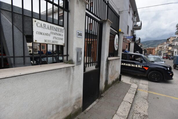 Rapina in una banca di Belmonte Mezzagno, arrestato palermitano I Carabinieri della Stazione di Belmonte Mezzagno hanno eseguito un’ordinanza di custodia cautelare in carcere, emessa dal Giudice per le Indagini Preliminari del Tribunale di Termini Imerese, su richiesta della Procura della Repubblica, nei confronti di un 28enne, palermitano, già noto alle forze dell’ordine ed accusato di tentata rapina in concorso.