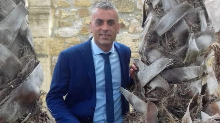 Omicidio a Partinico: due fratelli fermati per la morte di Gioacchino Vaccaro Leonardo e Antonino Failla, di 43 e 30 anni, sono stati fermati dalla Squadra Mobile e dai Carabinieri di Palermo con l'accusa di omicidio preterintenzionale. I due fratelli sono sospettati di essere i responsabili del pestaggio di Gioacchino Vaccaro, un fruttivendolo di 45 anni, avvenuto ieri sera a Partinico, in Largo Avallone, durante una violenta lite.