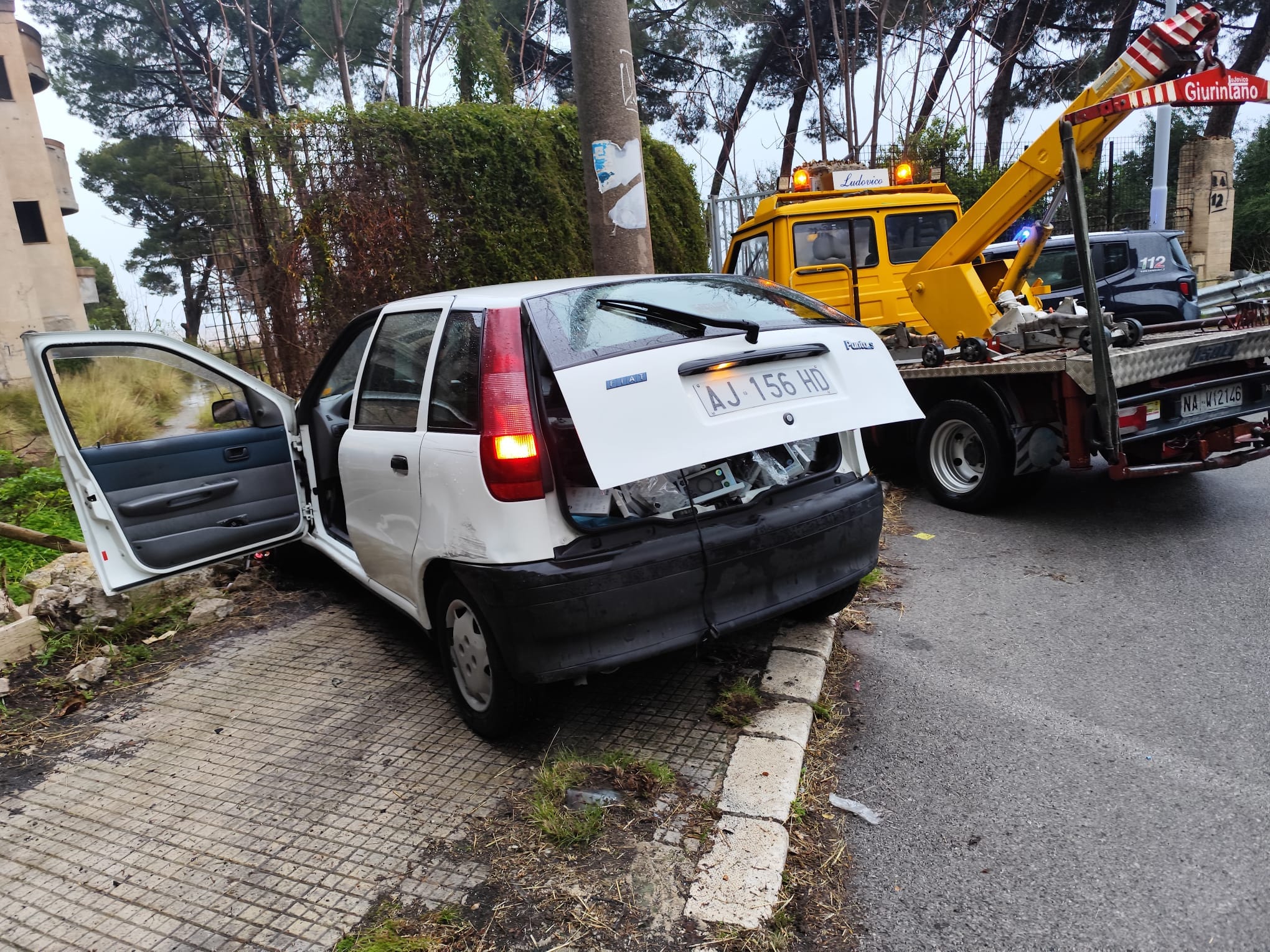 I Carabinieri di Monreale hanno recuperato parte della refurtiva sottratta a un negozio di cellulari in via Benedetto D’Acquisto, a Monreale, e l'automobile utilizzata per la fuga. Il veicolo, una Fiat Punto, è stato rinvenuto lungo la strada panoramica Palermo-Monreale, nei pressi della curva di San Ciro, con parte della merce rubata ancora nel bagagliaio. Il ritrovamento è avvenuto dopo un'indagine lampo scaturita dall'allarme scattato presso il negozio.