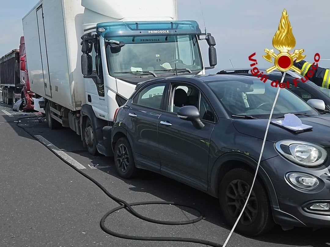 *I Vigili del Fuoco intervengono sull'autostrada Catania-Siracusa (E45) per un incidente stradale*
10 Marzo 2025
I Vigili del Fuoco del Distaccamento Sud del Comando Provinciale di Catania, e la squadra del Distaccamento di Lentini (SR), con l'ausilio di una Autogru del comando di Ragusa, sono intervenuti stamane per un incidente stradale verificatosi sull'autostrada E45 in direzione Siracusa, poco prima della Galleria San Demetrio, al km 3+9.
Un' autovettura guidata da una giovane, per cause in corso di accertamento, è rimasta incastrata tra due mezzi pesanti in un incidente a catena che ha coinvolto lievemente anche altri mezzi.
La giovane è deceduta nell'impatto.
I Vigili del Fuoco hanno estratto dall'abitacolo il corpo della conducente della vettura e messo in sicurezza i mezzi coinvolti.
Presenti sul posto anche agenti della Polizia Stradale per gli adempimenti di propria competenza e personale Sanitario del Servizio 118.
La carreggiata è tutt'ora chiusa al traffico.