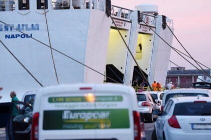 Una diciassettenne grossetana è deceduta a bordo di un traghetto diretto a Palermo. La studentessa, iscritta all'istituto Manetti-Porciatti, si è sentita male nella sua cabina durante la notte. L'allarme è stato lanciato dai compagni di classe.