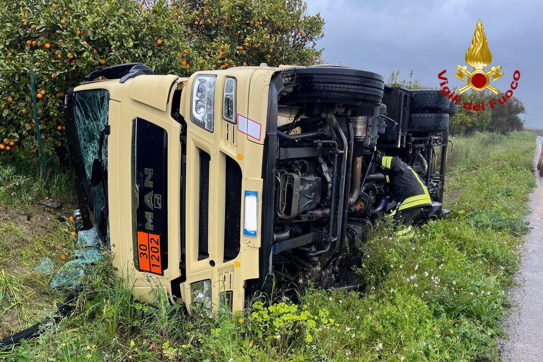 Questa mattina, poco dopo le 9,30, i Vigili del Fuoco del Distaccamento di Paternò del Comando Provinciale di Catania, supportati dal personale del Nucleo NBCR (Nucleare, Biologico, Chimico e Radiologico) inviato dalla Sede Centrale, sono intervenuti sulla Strada Statale 192, al km 63+600, nei pressi del bivio Iannarello, sul territorio di Paternò (CT), per un incidente stradale che ha coinvolto un’ carica di gasolio.