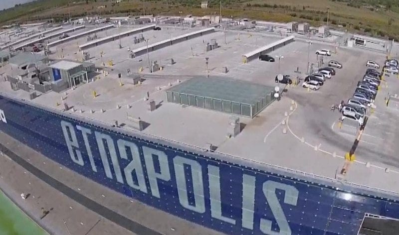 Tragico incidente a Belpasso, in provincia di Catania, la sera dell'8 marzo. Un ragazzo di 16 anni, Simone, originario di Motta Sant'Anastasia, ha perso la vita dopo essere precipitato da un lucernario del parcheggio esterno del centro commerciale Etnapolis. La caduta, da un'altezza di circa 15 metri, ha avuto conseguenze devastanti.