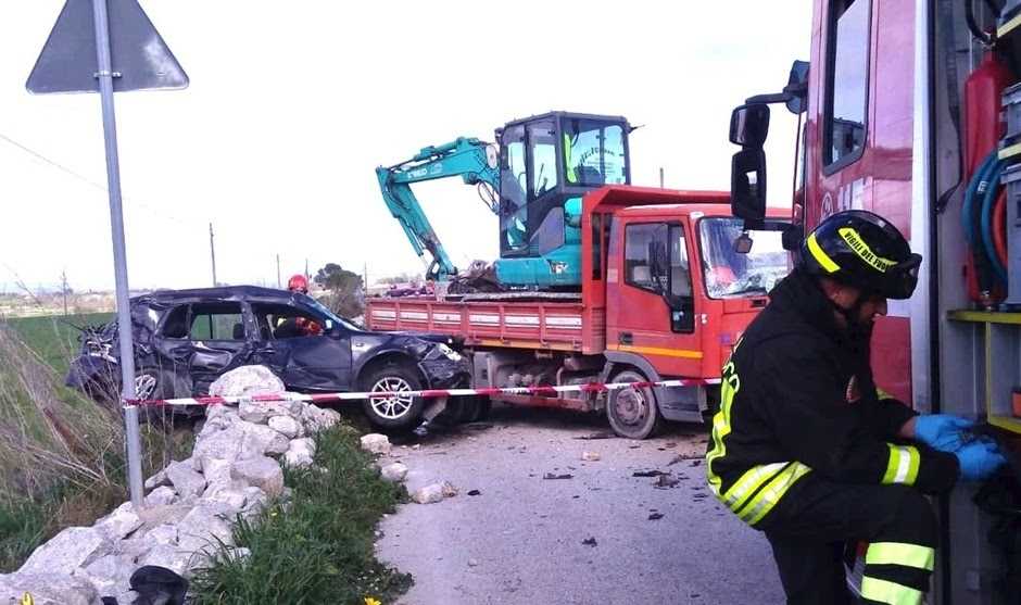 Un violento scontro tra un'auto e un autocarro ha causato la morte di un uomo di 36 anni. L'incidente è avvenuto intorno alle 13:45 nella contrada Bussello, al confine tra Modica e Ragusa. L'impatto è stato di tale violenza che l'auto, una Golf, ha abbattuto un muro a secco prima di terminare la sua corsa in un terreno adiacente alla strada.