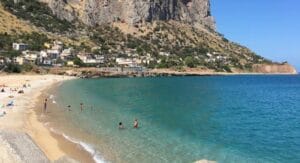 Vergine Maria torna balneabile, come Palermo riconquista il suo mare Una lieta notizia per i bagnanti palermitani ora che l'estate è dietro l'angolo: la spiaggetta di Vergine Maria torna balneabile e Palermo riconquista un pezzo del suo litorale nonostante una buona parte sia ancora off limits ai bagni.