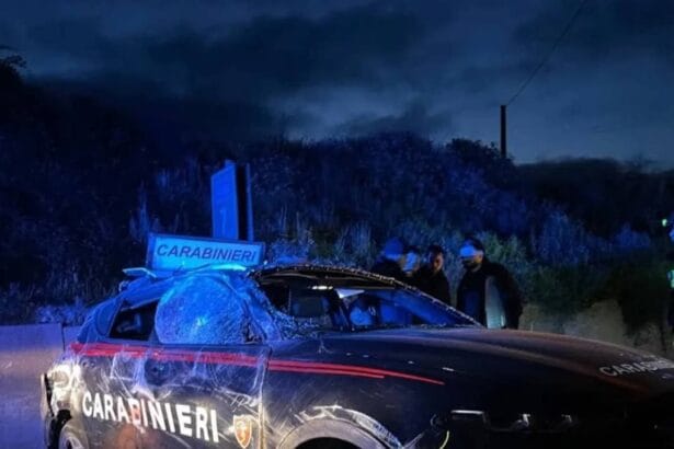 Due carabinieri della compagnia di Caltagirone sono rimasti coinvolti in un incidente stradale sulla Strada Statale Catania-Ragusa. L'auto di servizio, una gazzella impegnata in un servizio di pattugliamento, si è ribaltata dopo aver urtato un cordolo. Non risultano altri veicoli coinvolti nel sinistro.