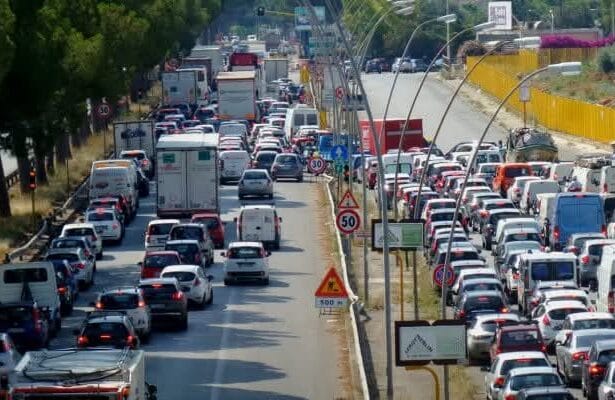 Se vai a Palermo non passare dalla Circonvallazione. Si prevede un mercoledì nero per viale Regione Siciliana. "Lasciate ogni speranza oh voi che entrate", si legge all'Inferno Dantesco. Ed è la metafora perfetta per viale Regione Siciliana di questi giorni. Così anche domani, mercoledì 9 aprile 2025, Palermo si prepara ad affrontare una nuova giornata di intenso traffico a causa dei lavori di ammodernamento della pubblica illuminazione su viale Regione Siciliana.