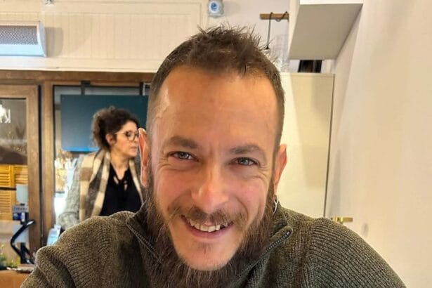 Un drammatico incidente sul lavoro ha strappato alla vita Pietro Zito, 35enne originario di Montelepre e residente a Cinisi, sposato e benvoluto da tutta la comunità. La tragedia si è consumata lo scorso 10 aprile a Trapani, durante una consegna di infissi. Zito, dipendente di un'azienda di Carini specializzata in serramenti, è rimasto vittima del cedimento di una pesante porta blindata che lo ha travolto.