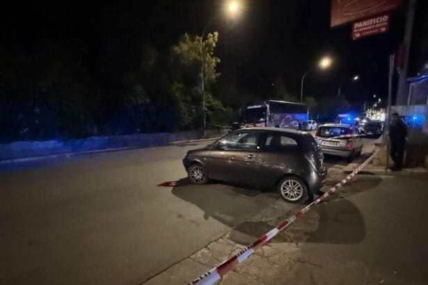 Bagheria piange Andrea Santalucia, 23enne vittima di un incidente stradale Un'ombra di dolore si è abbattuta su Bagheria nella serata di sabato 19 aprile. Un tragico incidente stradale in via Filippo Buttitta ha spezzato la giovane vita di Andrea Santalucia, 23 anni. Il giovane era alla guida del suo scooter Honda SH quando si è scontrato violentemente con una Lancia Y.