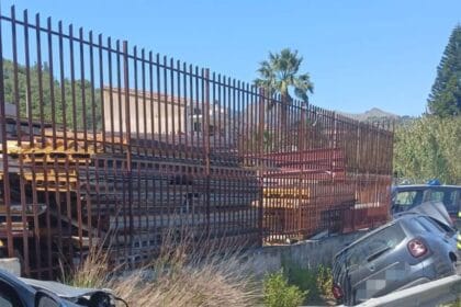 Incidente stradale oggi pomeriggio intorno alle 13:30 sulla Strada Statale 121, nei pressi dello svincolo per Misilmeri. Una Dacia Duster, guidata da un uomo, si è scontrata con un'Alfa Mito, terminando la sua corsa in un terrapieno adiacente alla carreggiata.