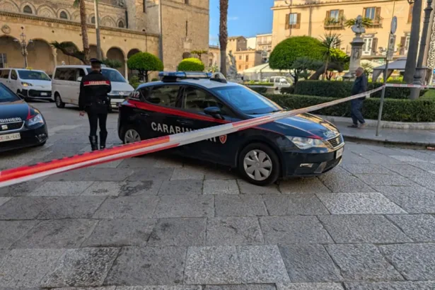 Monreale, 19enne arrestato per la strage: è Salvatore Calvaruso Salvatore Calvaruso, diciannovenne, è stato fermato dai Carabinieri del Comando provinciale di Palermo con l'accusa di strage, porto abusivo e detenzione illegale di arma da fuoco. Il giovane è ritenuto il responsabile della sparatoria avvenuta a Monreale, che ha causato la morte di tre giovani.