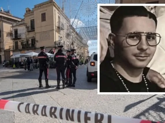 Monreale, più killer hanno sparato: caccia a complici, armi e autopsie sui corpi delle vittime Dopo la strage di Monreale, in cui tre giovani hanno perso la vita e altri due sono rimasti feriti, le forze dell'ordine sono impegnate in una serrata caccia ai complici del diciannovenne Salvatore Calvaruso, già fermato con l'accusa di strage aggravata da futili motivi, porto abusivo e detenzione illegale di arma da fuoco. Le indagini si concentrano sul ritrovamento delle armi utilizzate nella sparatoria, almeno due pistole semiautomatiche, e sul possibile coinvolgimento di un terzo individuo. Perquisizioni e identificazioni sono in corso nei quartieri Zen e Borgo Nuovo di Palermo, zone di residenza degli autori della strage, e a Monreale, dove si cerca di individuare il percorso di fuga e il luogo in cui le armi potrebbero essere state abbandonate.