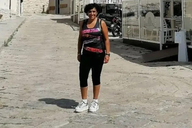 Un'ombra di lutto si è abbattuta sulla comunità di Pachino, in provincia di Siracusa, a seguito della tragica scomparsa di Katia Ingoglia, 58 anni, stimata dipendente comunale. La donna ha perso la vita in un incidente stradale avvenuto a Santa Maria del Focallo, lungo la strada provinciale che collega Pachino a Pozzallo.