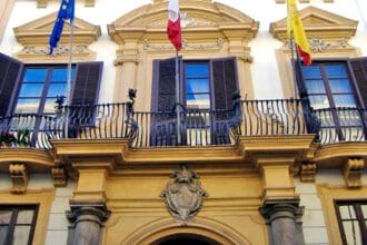 Aperta ufficialmente la corsa alle elezioni provinciali di Palermo. Da questa mattina, presso gli uffici di Palazzo Comitini, è possibile depositare le liste dei candidati che si contenderanno i 18 seggi del Consiglio Provinciale il prossimo 27 aprile. Diverse le strategie adottate dalle formazioni politiche, con alcune che hanno presentato liste complete e altre che hanno optato per un numero più ristretto di candidati. Otto le liste in corsa, come anticipato da ilSicilia.it, con Forza Italia che si prenderà ancora qualche ora di riflessione e depositerà la propria lista domani.