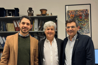 Gli inibitori del capside - una nuova classe di farmaci antivirali - potrebbero essere dotati di effetti terapeutici particolarmente interessanti e innovativi sull’infezione da HIV. E' quanto sostengono in un lavoro dal titolo “The Complex Interactions Between HIV-1 and Human Host Cell Genome: From Molecular Mechanisms to Clinical Practice”, pubblicato sulla rivista International Journal of Molecular Science, il Dr. Manlio Tolomeo, il Prof. Antonio Cascio dell’Unità operativa di Malattie Infettive del Policlinico di Palermo, e il Dr. Francesco Tolomeo del Dipartimento di Scienze e Tecnologie Biologiche, Chimiche e Farmaceutiche (STEBICEF) dell’Università di Palermo.