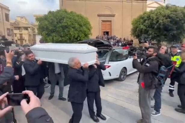 I familiari di Sara Campanella si sono riuniti in preghiera all'interno della camera ardente nella chiesa Anime Sante di Misilmeri. Scene strazianti a cui mai avrebbero pensato di assistere. Quella figlia tanto buona e gentile d'animo non c'è più. Ora il corpo senza vita della figlia tanto amata e di cui andavano fieri è dentro quella bara, senza un perché, senza una spiegazione. Un lutto che dovrà essere elaborato per anni, una figlia la cui vita è stata spezzata in modo crudele e ingiusto.