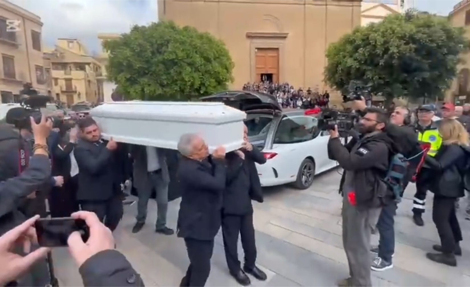 Oggi il giorno del funerale. Da ieri un'ondata di dolore, commozione e rabbia ha travolto Misilmeri, in provincia di Palermo, per l'ultimo saluto a Sara Campanella, la studentessa di 22 anni tragicamente uccisa a Messina. Migliaia di persone si sono radunate davanti alla chiesa delle Anime Sante, in piazza Comitato, per rendere omaggio alla giovane, la cui vita è stata spezzata da un gesto di violenza insensata. Un fiume di persone ha sfilato davanti alla bara bianca, mentre transenne e forze dell'ordine regolavano il flusso della folla silenziosa e attonita.