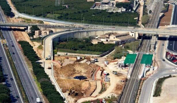 Un nuovo svincolo stradale, quello che serve per accedere al centro commerciale Forum e a Brancaccio, atteso da tempo, rimane inagibile a causa della presenza di una massiccia quantità di rifiuti accumulatisi nel corso di due decenni. La situazione, paradossale, ha spinto le autorità ad avviare le procedure per la bonifica dell'area. L'opera, ormai completata, è soprannominata "svincolo della vergogna" a causa del degrado che la circonda.