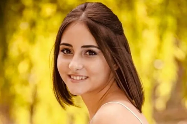 La comunità di Geraci Siculo è in lutto per la prematura scomparsa di Alice Leonarda, una ragazza di 19 anni stroncata da una malattia incurabile. A pochi mesi dal diploma, Alice ha combattuto con coraggio fino all'ultimo, lasciando un vuoto incolmabile nel cuore di familiari, amici e concittadini. Il comune madonita si stringe attorno alla famiglia Leonarda-Ferrante, ricordando Alice come una giovane solare, determinata e intraprendente. "Porteremo sempre dentro di noi il tuo ricordo", si legge nel messaggio di cordoglio diffuso dall'amministrazione comunale.