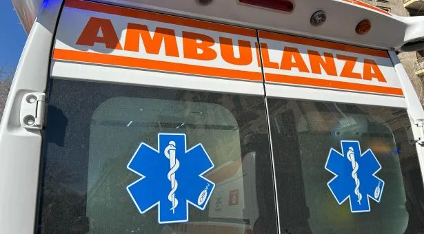 Tragico incidente stradale ad Aci Castello: un motociclista 45enne perde la vita dopo uno scontro con un'auto