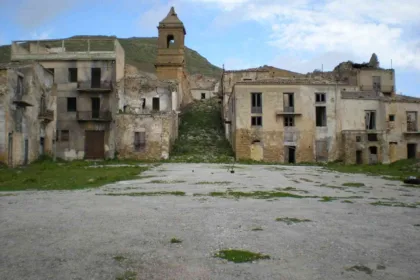 In Sicilia c'è un borgo cristallizzato nel tempo dal terremoto del 1968 che ora si appresta a vivere una seconda vita grazie a un finanziamento di 1,6 milioni di euro proveniente dal Piano Nazionale di Ripresa e Resilienza (PNRR). È Poggioreale Antica. Questo ambizioso progetto di rigenerazione culturale e sociale mira a trasformare quello che oggi è un "teatro delle rovine" in un centro pulsante di attività, un modello di sviluppo per i borghi italiani a rischio di abbandono. L'iniziativa non si limita al restauro conservativo, ma punta a creare un ecosistema economico e sociale sostenibile, in grado di attrarre nuove generazioni e contrastare lo spopolamento.