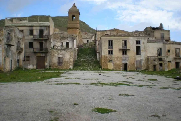In Sicilia c'è un borgo cristallizzato nel tempo dal terremoto del 1968 che ora si appresta a vivere una seconda vita grazie a un finanziamento di 1,6 milioni di euro proveniente dal Piano Nazionale di Ripresa e Resilienza (PNRR). È Poggioreale Antica. Questo ambizioso progetto di rigenerazione culturale e sociale mira a trasformare quello che oggi è un "teatro delle rovine" in un centro pulsante di attività, un modello di sviluppo per i borghi italiani a rischio di abbandono. L'iniziativa non si limita al restauro conservativo, ma punta a creare un ecosistema economico e sociale sostenibile, in grado di attrarre nuove generazioni e contrastare lo spopolamento.