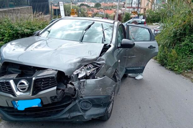 Scontro a Monreale: donna ferita in incidente stradale Scontro tra una Nissan Qashqai e una Fiat Punto questa mattina intorno alle 10 a Monreale, lungo la Circonvallazione all'altezza dell'incrocio con via Santa Liberata. La Nissan procedeva da Palermo, mentre la Fiat proveniva da via Santa Liberata. L'impatto è stato violento, tanto da far sbandare la Fiat Punto fuori strada.