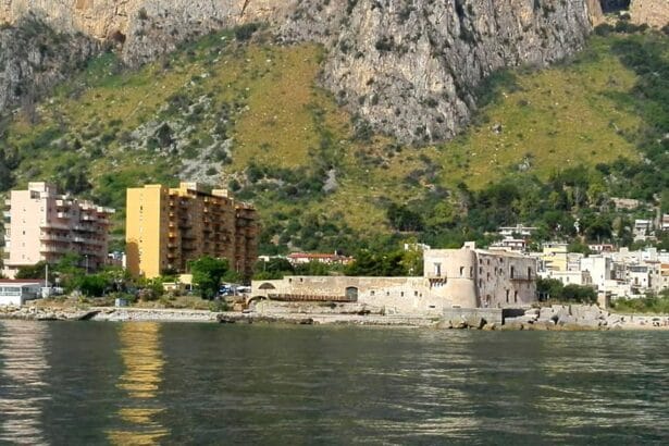 Vergine Maria torna balneabile, come Palermo riconquista il suo mare Una lieta notizia per i bagnanti palermitani ora che l'estate è dietro l'angolo: la spiaggetta di Vergine Maria torna balneabile e Palermo riconquista un pezzo del suo litorale nonostante una buona parte sia ancora off limits ai bagni.