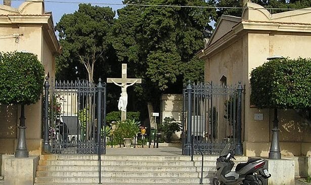 Un'indagine della Polizia di Stato, coordinata dalla Procura della Repubblica di Trapani, ha portato alla luce un sistema di corruzione radicato all'interno del cimitero comunale. La polizia ha eseguito cinque misure cautelari questa mattina: due arresti, riguardanti l'ex necroforo del cimitero e un suo collaboratore, e il divieto di esercizio per tre agenzie di onoranze funebri locali. Diciotto persone risultano indagate.
