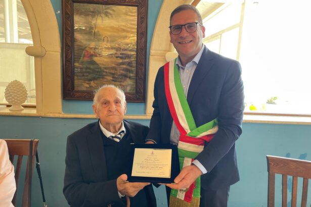 Per festeggiare gli appena compiuti 102 anni, Sebastiano Lentini ha voluto regalarsi il rinnovo della patente, raggiungendo in macchina i parenti nel locale dove ha spento le due candeline aggiunte al secolo di vita.