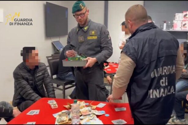 Palermo, di giorno negozio cinese, di notte bisca clandestina: blitz della Finanza Nei giorni scorsi i finanzieri del Comando Provinciale di Palermo, a seguito di un’articolata attività investigativa, hanno individuato una bisca clandestina nel cui ambito veniva praticato il gioco d’azzardo, sia con carte da poker, sia con le tessere del gioco denominato “Mahjong”, profondamente radicato nelle tradizioni e nella cultura cinese.