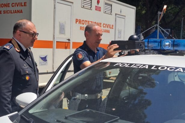 Street control di ultima generazione in giro per la città per scoraggiare la sosta irregolare e le violazioni del Codice della Strada, e per migliorare la sicurezza e la fluidità della circolazione urbana. A illustrare i dettagli del moderno sistema di telecontrollo e le caratteristiche delle nuove telecamere a breve in dotazione alla Polizia Municipale di Palermo è stato, questa mattina, il comandante Angelo Colucciello, nel corso di una conferenza stampa che si è svolta alla presenza dell'assessore comunale Dario Falzone nei locali di via Ugo La Malfa.