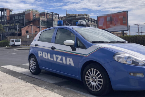 Un diciannovenne gambiano, già noto alle forze dell'ordine, è stato arrestato a Catania per atti osceni in luogo pubblico, resistenza e minacce aggravate a pubblico ufficiale. Nonostante la convalida dell'arresto da parte del GIP, il giovane è stato rimesso in libertà con il solo obbligo di firma.