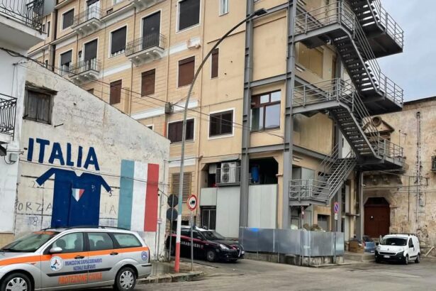 Un uomo ha perso la vita oggi a Partinico dopo essersi lanciato da un balcone della clinica Villa Igea in via Roma. Secondo le prime ricostruzioni, la tragedia si è consumata davanti agli occhi sgomenti di diverse persone presenti.
