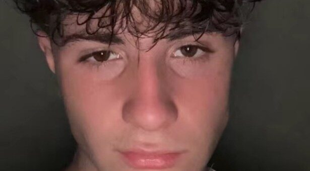 Lo schianto e la morte a 19 anni, dolore immenso a Ficarazzi addio a Francesco Frisco Profonda commozione nella comunità di Ficarazzi in seguito alla tragica morte di Francesco Frisco, giovane di 19 anni, vittima di un incidente stradale avvenuto lunedì sera lungo la statale 113, tra Bagheria e Ficarazzi. La notizia ha suscitato un’ondata di messaggi di cordoglio, sia sui social che tra gli abitanti del paese, che si sono stretti attorno alla famiglia del ragazzo.