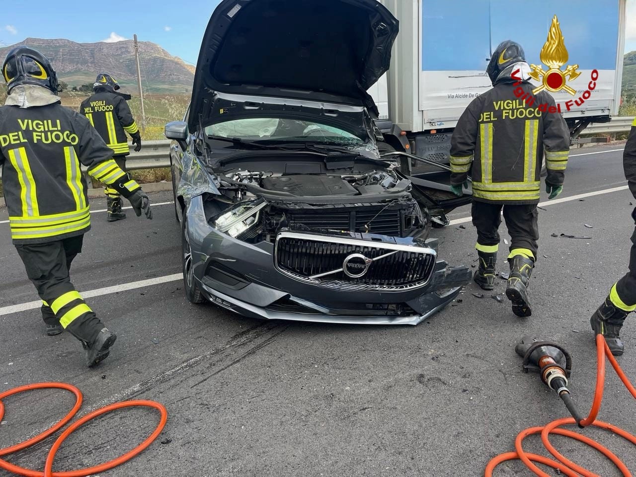 Incidente stradale sulla Palermo-Agrigento SS121. Alle ore 13.10 circa, alcune squadre dei vigili del fuoco sono intervenute sulla Strada Statale 121 Palermo-Agrigento all'altezza dello svincolo di Vicari per un incidente stradale che coinvolgeva quattro automezzi.