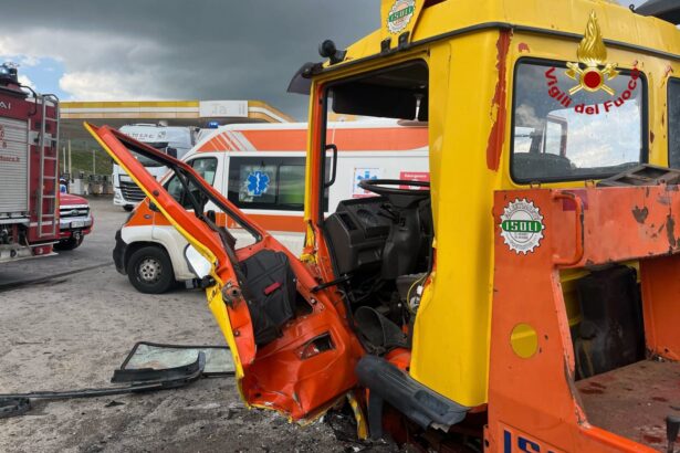 Incidente stradale sulla Palermo-Agrigento SS121. Alle ore 13.10 circa, alcune squadre dei vigili del fuoco sono intervenute sulla Strada Statale 121 Palermo-Agrigento all'altezza dello svincolo di Vicari per un incidente stradale che coinvolgeva quattro automezzi.