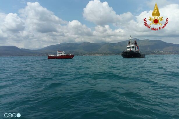 Scoppia incendio a bordo di un'imbarcazione Alle ore 9.50 circa, personale VVF è stato allertato per l'incendio motore di dritta di rimorchiatore in navigazione a 2,5 miglia da porticciolo San Nicola L'Arena, frazione di Trabia (PA). L'incendio è stato estinto con sistemi automatici di spegnimento in dotazione al rimorchiatore. Nessuna delle persone a bordo risulta coinvolta dall'incendio. Sul posto sta arrivando un altro rimorchiatore che lo porterà al porto di Palermo. Personale Nautico VVF con motobarca opererà la scorta per il trasporto in sicurezza in porto.