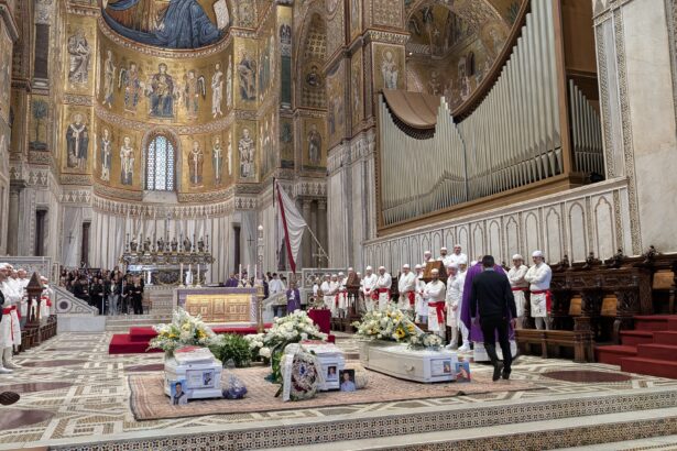 Dolore composto, nel duomo di Monreale, durante i funerali di Salvo Turdo, Massimo Pirozzo e Andrea Miceli. Alla fine della messa i familiari delle vittime hanno preso la parola: "Come si può perdonare una cosa del genere? Voglio ricordare mio fratello pieno di energie, un esplosione di vita, aveva tanti progetti. Chiedo alle istituzioni di prendere provvedimenti - ha detto il fratello di Pirozzo -. Non abbiamo sentito la vicinanza di chi ci comanda dall'alto. Come se questo fosse normale. Sulla giustizia, non ho fiducia nello Stato e non so come andremo avanti".