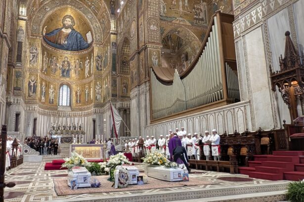 Monreale si stringe nel dolore per l'ultimo saluto ai tre giovani vittime della strage del 27 aprile. Una cerimonia funebre carica di commozione, ma anche di rabbia e interrogativi irrisolti. L'assenza di pattuglie delle forze dell'ordine nella notte della sparatoria è un paradosso che pesa come un macigno sulla comunità monrealese. Molti cittadini, e soprattutto i familiari delle vittime, si chiedono come sia stato possibile lasciare sguarnito un centro affollato di giovani in occasione dell'inizio dei festeggiamenti del Santissimo Crocifisso.