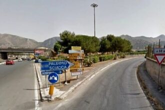 Una significativa modifica alla viabilità interesserà per un mese lo svincolo di Altofonte, sulla Strada Statale 624 Palermo-Sciacca. L'Anas ha infatti annunciato la chiusura temporanea di una porzione dello svincolo per consentire improrogabili interventi di manutenzione all'impianto di illuminazione. Il provvedimento, mirato a incrementare gli standard di sicurezza dell'arteria stradale, entrerà in vigore da lunedì 26 maggio e si protrarrà fino a venerdì 27 giugno.