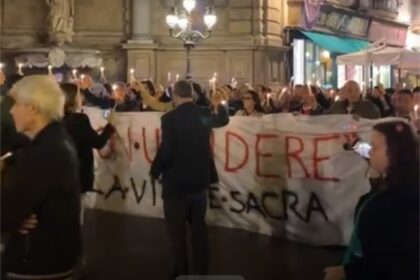 Una silenziosa fiaccolata ha percorso le vie del centro storico di Palermo il 4 maggio, in memoria dei tre ragazzi tragicamente uccisi a Monreale. Promossa dall'assessore alla Cultura Giampiero Cannella, la manifestazione ha visto la partecipazione di 17 parrocchie del centro e sei associazioni civiche.