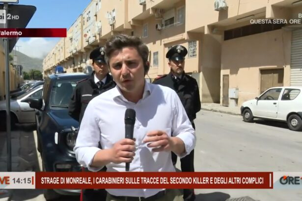 Un inviato Rai e un cameraman sono stati aggrediti nel quartiere Zen di Palermo mentre realizzavano un servizio sulla strage di Monreale. L'inviato, Giorgio Saracino, stava effettuando un collegamento in diretta con la trasmissione "Ore 14" di Rai 2, condotta da Milo Infante, quando un'auto con a bordo due uomini ha sfiorato la troupe a velocità sostenuta.